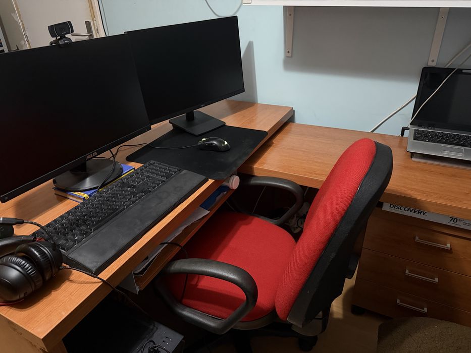 Secretaria e estante de escritorio em excelente estado para despachar