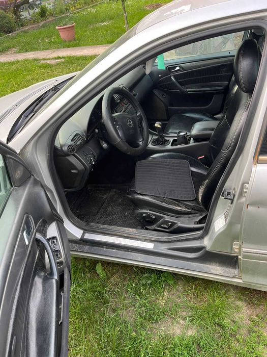 Автомобіль Мерседес w203