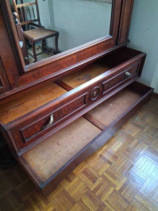 Roupeiro madeira maciça centenário