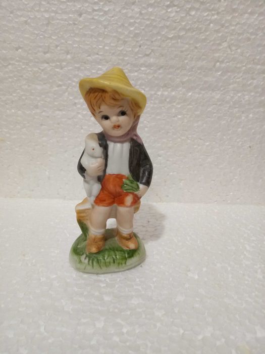 Фарфоровая статуэтка " Мальчик с кроликом " Италия