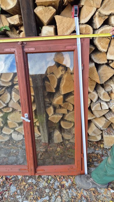 drzwii i okno drewniane / wiata