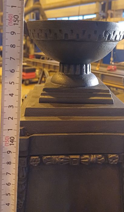 Pięknie prezentujący się żeliwny piecyk.