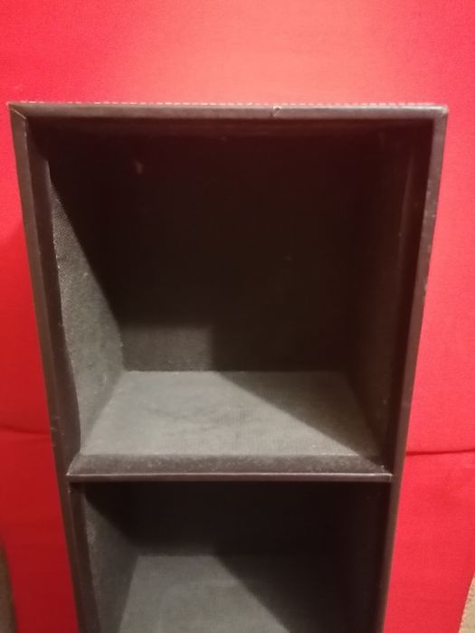Estante de pele sintética, castanha, com 4 prateleiras