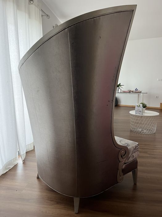 Poltrona prata com estofado recém refeito com tecido impermeável.