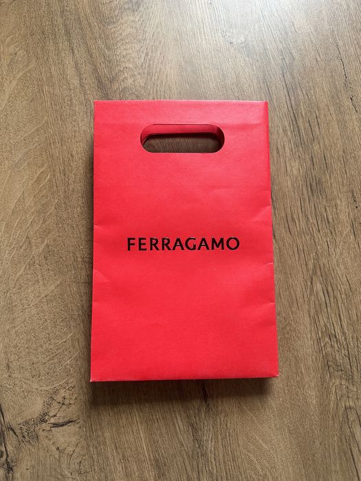 Пакети prada Feraggamo dior hermes Clarins Alo Kith kenzo cartier