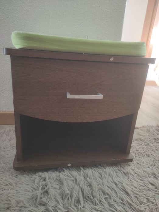 Cama queen + colchão + mesa cabeceira