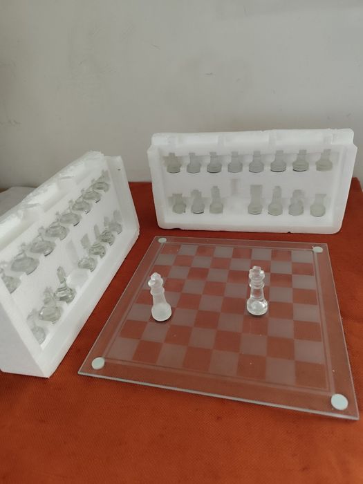 Szachy ze szkła z planszą - glass chess set