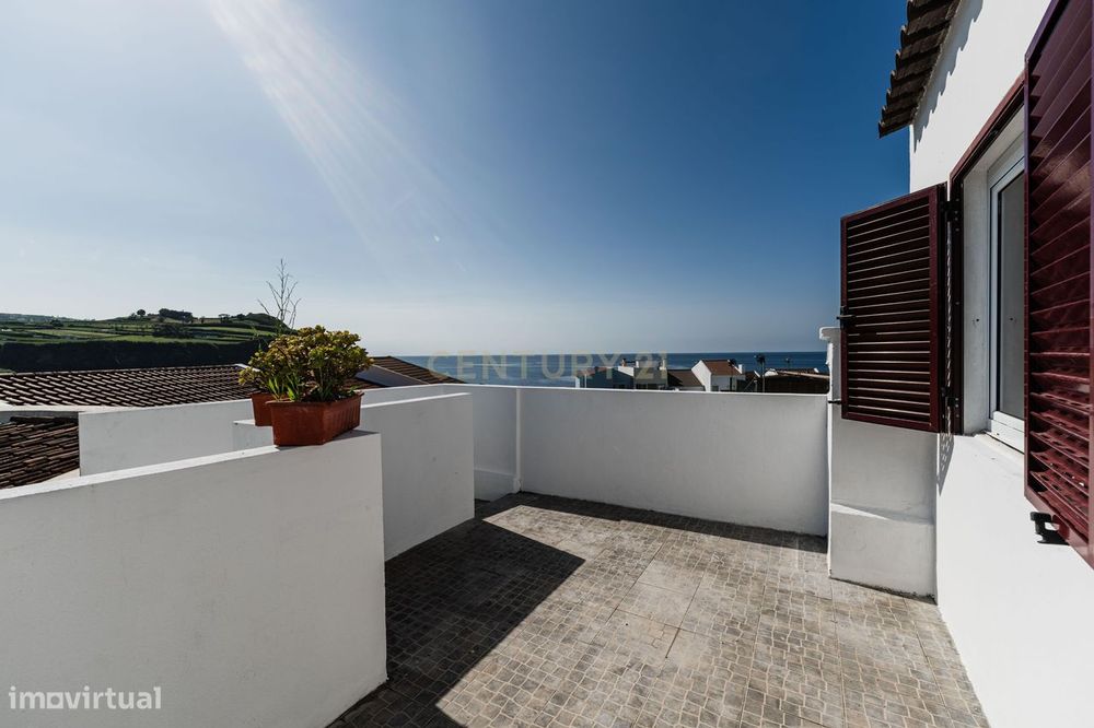 Moradia T3 com Terraço e Vista Mar em Santa Cruz, Lagoa