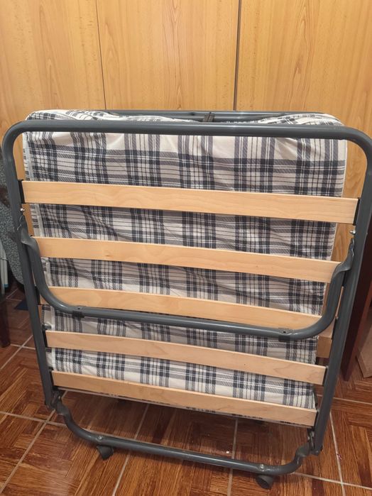 Cama dobrável impecável
