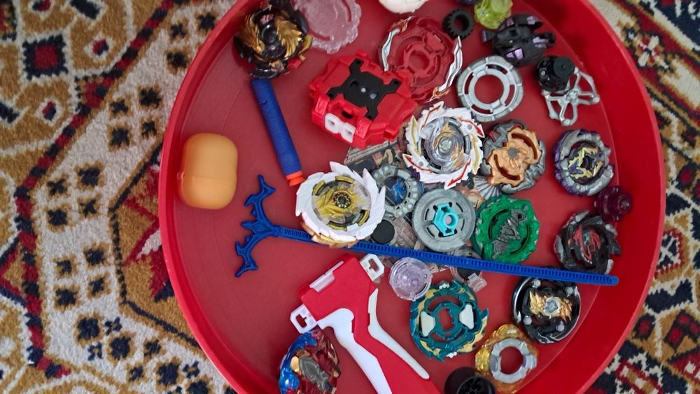 Іграшки різні. Бейблейди, бакуган. Beyblayde, Bakugan.