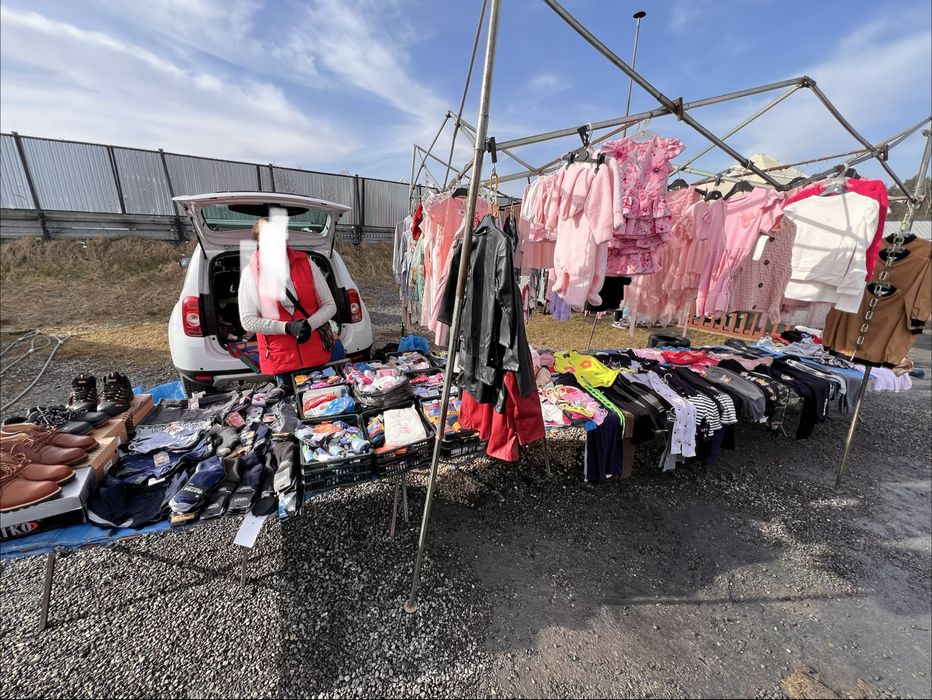 Sprzedam całe stoisko z odzieżą dziecięcą,ubrania, sukienki