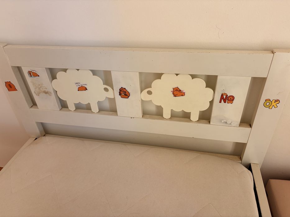 Cama Kriter Ikea com estrado e colchao e barra de seguranca