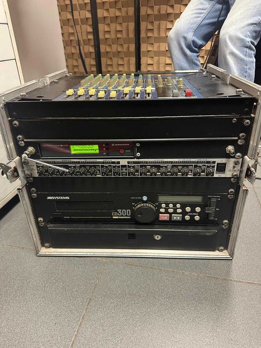 Mesa de mistura + receptor do microfone + compressor + player