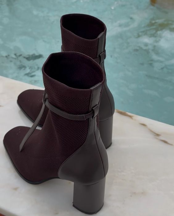 Bota de cano curto com salto e bico quadrado AmberGlow Cosy Island