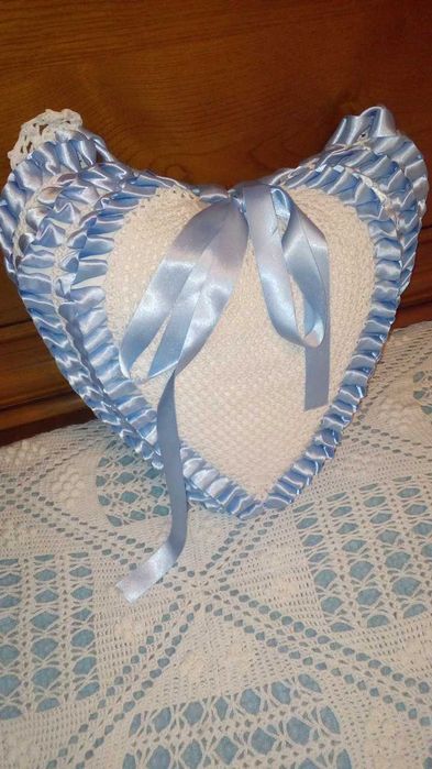 Colcha de renda e almofadas