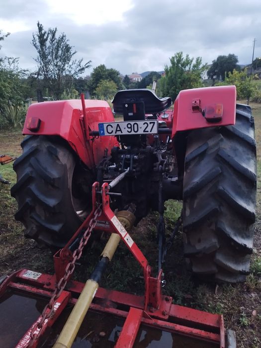 Trator agrícola com alfaias