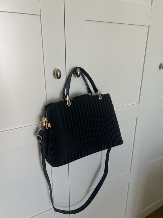 Torebka czarna jak guess