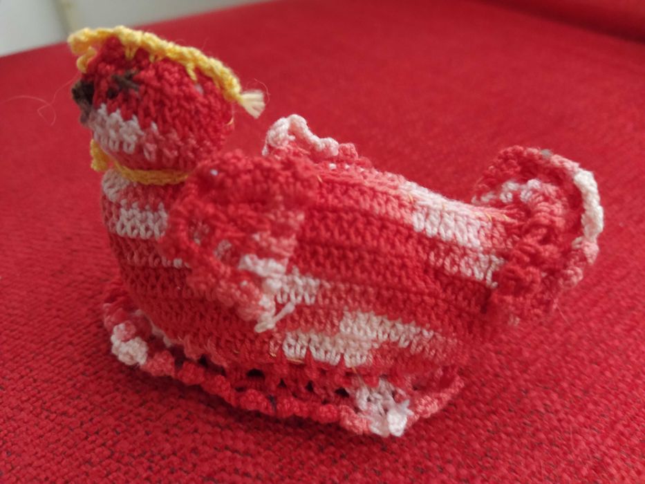 Galinha em renda de crochet