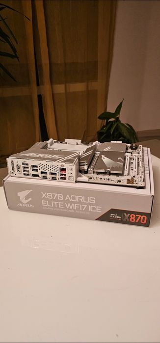 GIGABYTE X870 Aorus Elite ICE + AMD Ryzen 7 980OX3D