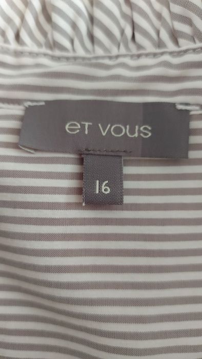 Bluzeczka w paski zapinana na haftki.