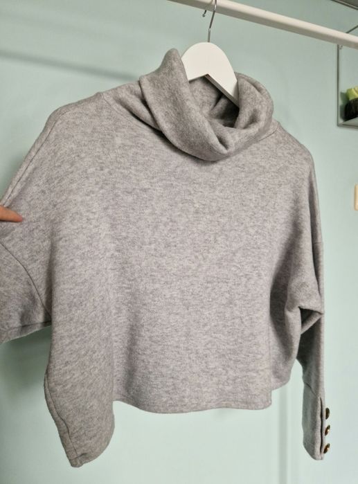 Szary melanżowy golf sweter z golfem z ozdobnymi guzikami elegancki