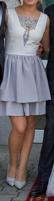 Sukienka rozkloszowana z efektownym dekoltem