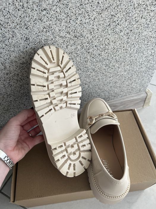 Жіночі бежеві лофери 36 розмір