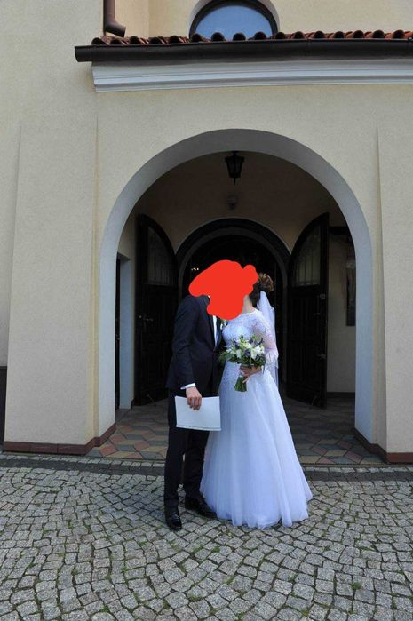 Suknia ślubna z koronką i długim rękawem