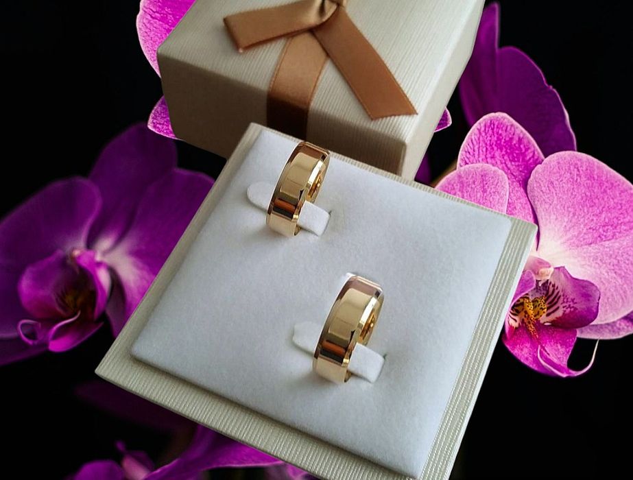 Para Eleganckich Złotych Obrączek Ślubnych