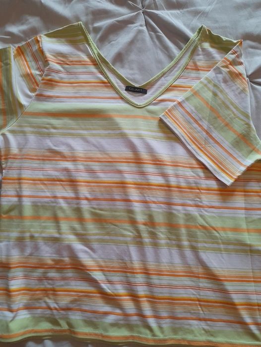 T-shirt com decote em V