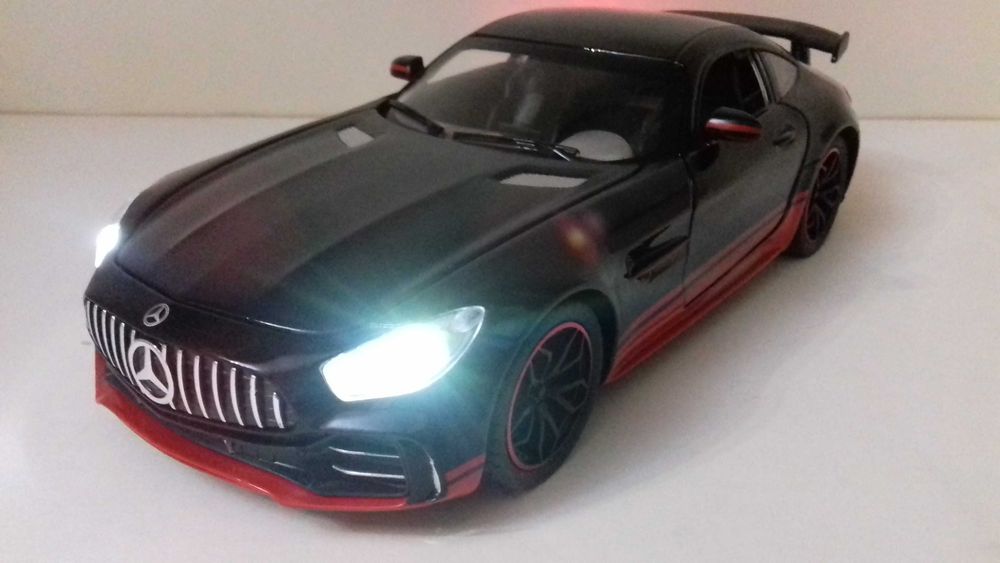 Металлопластиковая 1:24 модель  Mercedes-Benz Свет, звук,инерция GT69