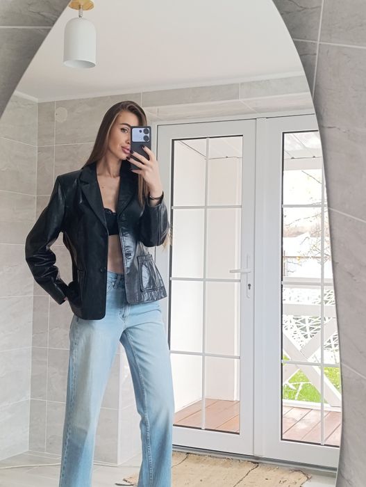 Шкіряний піджак.