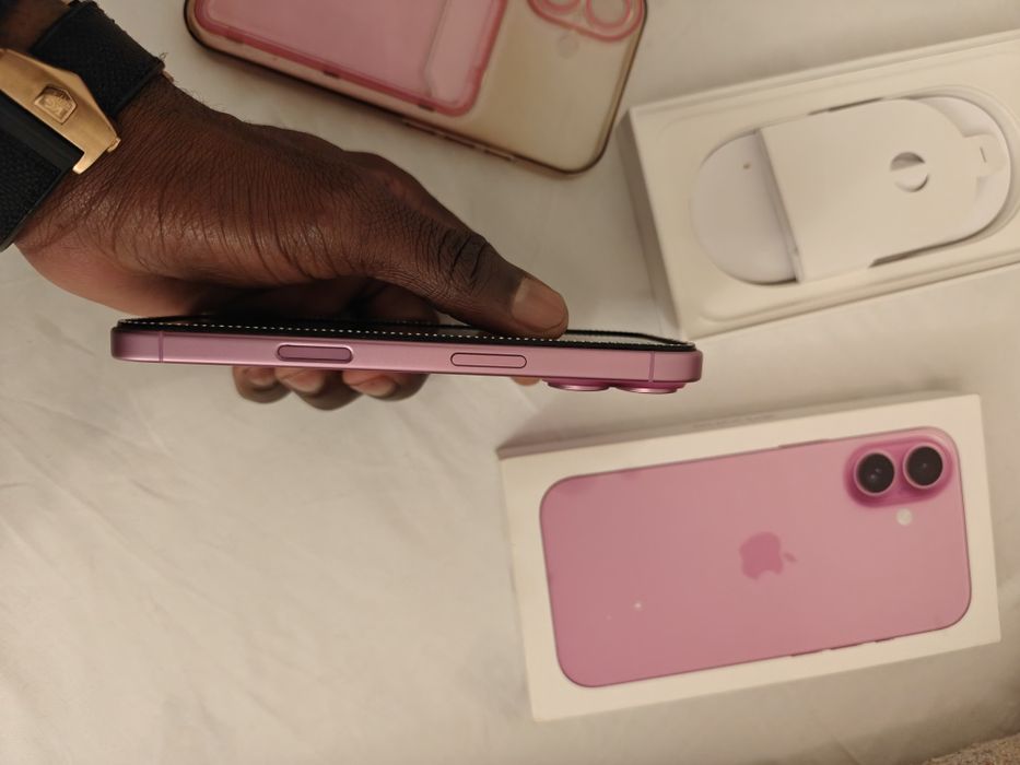 Vendo o meu iPhone 16 em estado novo, sem marcas de uso.
128Gb
Bateria