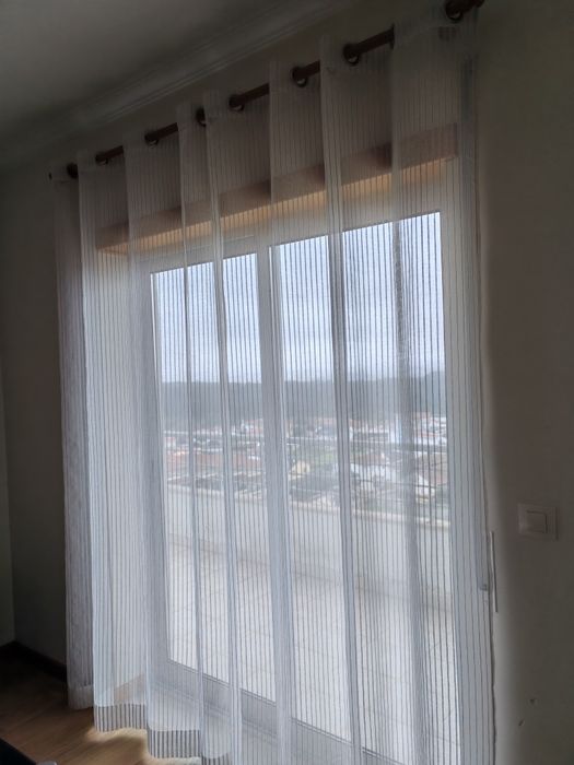 Dois cortinados com varão