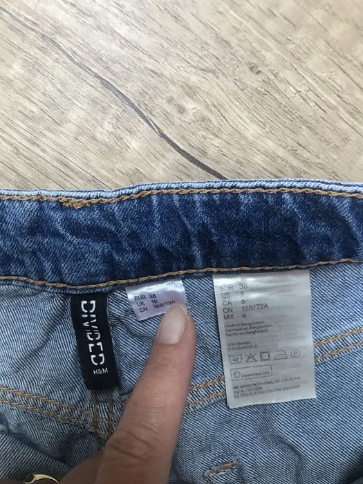 Spodnie jeans z dziurami