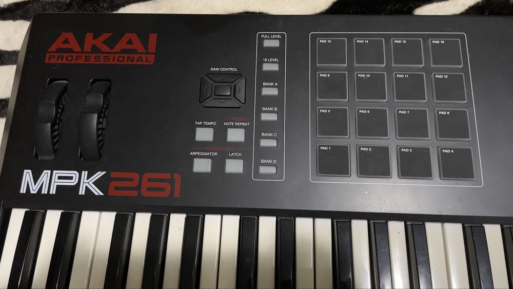 Akai Professional MPK261 – Teclado MIDI 61 Teclas, 16 Pads, Controlador USB