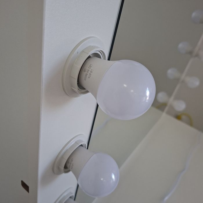 Biurko kosmetyczne z dużym lustrem i oświetleniem NOWE