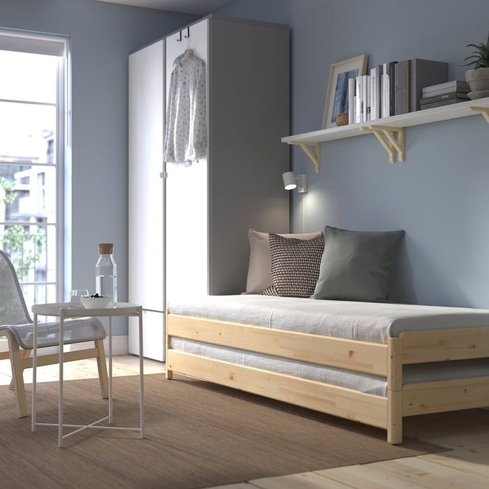 2 camas empilháveis IKEA em pinho 
Cama empilhável c/2 colchões, pinho/Ågotnes firme, 80x200 cm
278,98€/2 unidades
P