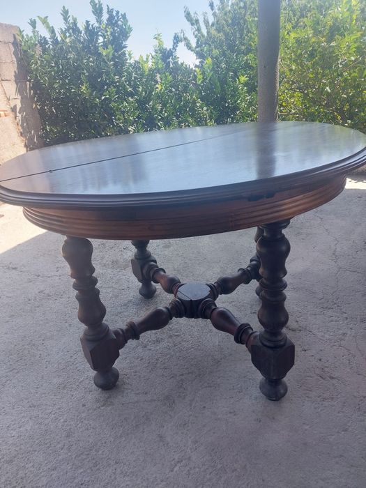 Mesa maciça com 4 cadeiras