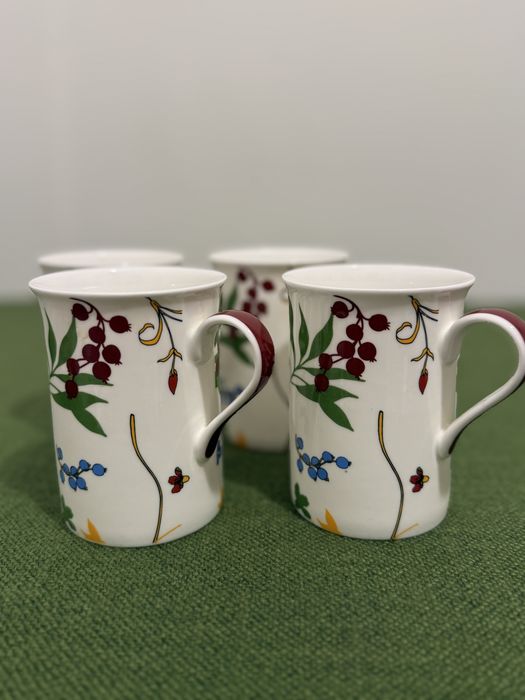 Kubki porcelanowe z jarzębiną