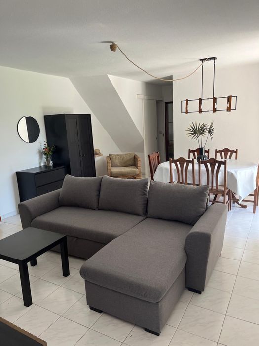 Quarto de casal mobiliado, em moradia renovada com jardim amplo