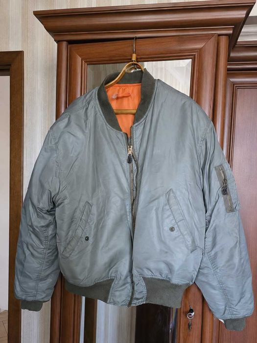 Продам чоловічу куртку-бомбер