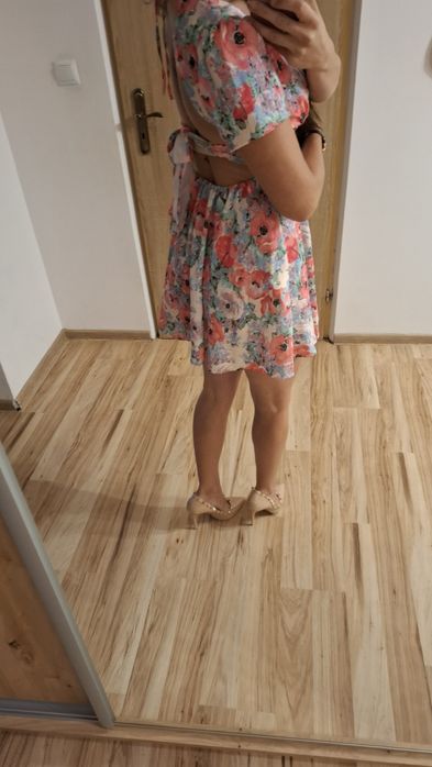 Sukienka mini, odkryte plecy, kwiaty