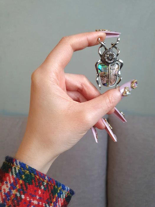 Broche / pregadeira / ou pendente escaravelho insecto, com concha