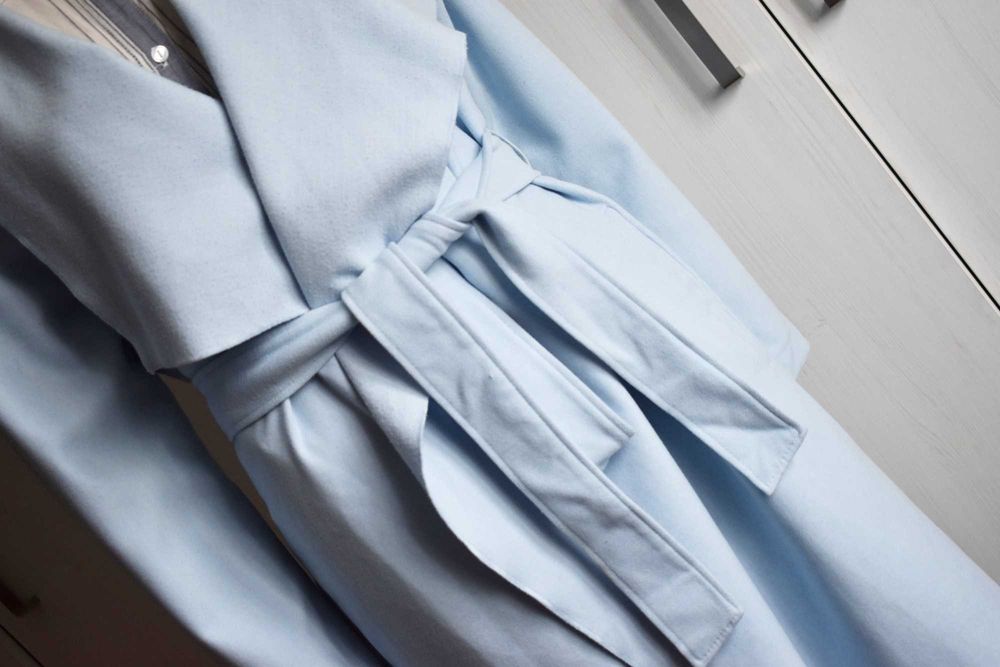 Płaszcz przejściowy 42 XL szlafrokowy błękitny wiązany elegancki midi