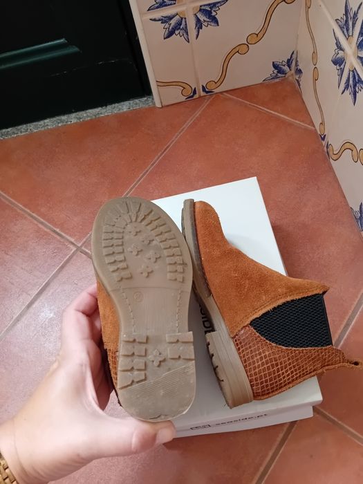 Botas em pele 26 semi novas