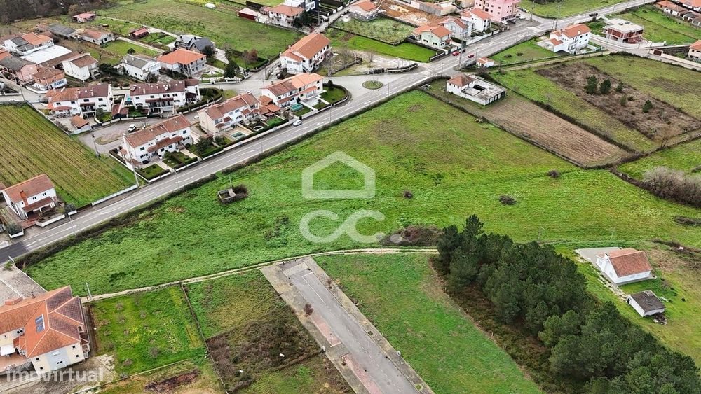 Lote de terreno destinado à construção de moradia, situado em uma loca