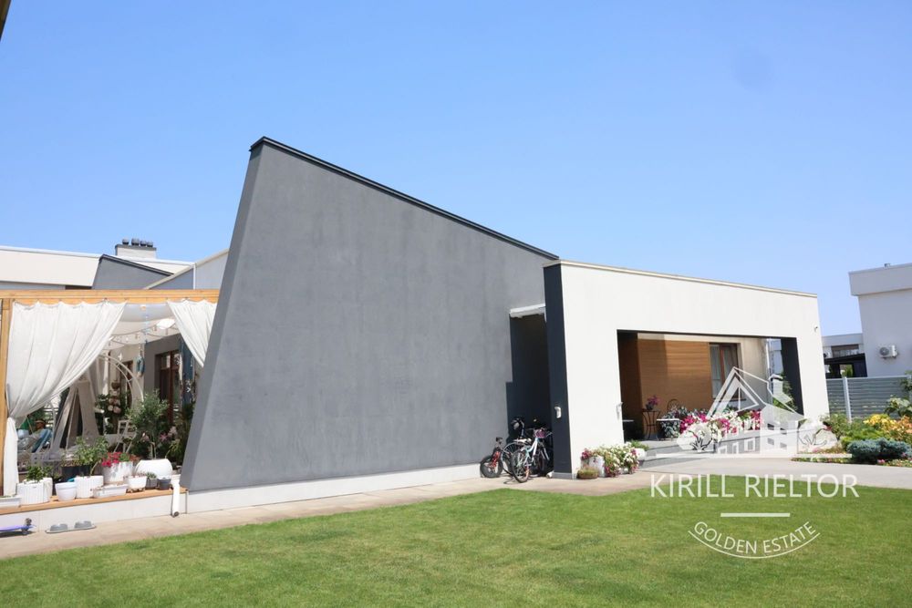 В городке "Золотые Ключи" продается дом с баней и бассейном