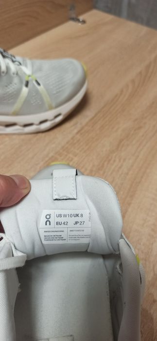 Кросівки і On Running Cloudsurfer