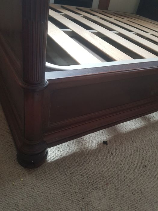 Cama em madeira de pau Santo